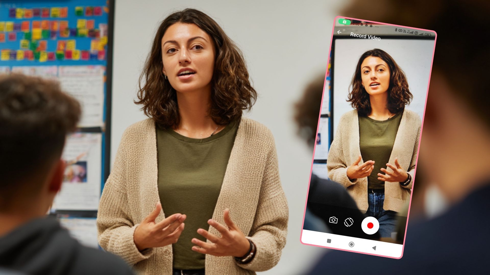 Profesora gesticulando mientras explica a los estudiantes, con una interfaz de teléfono móvil mostrando la pantalla de grabación de TeachView capturándola en tiempo real.