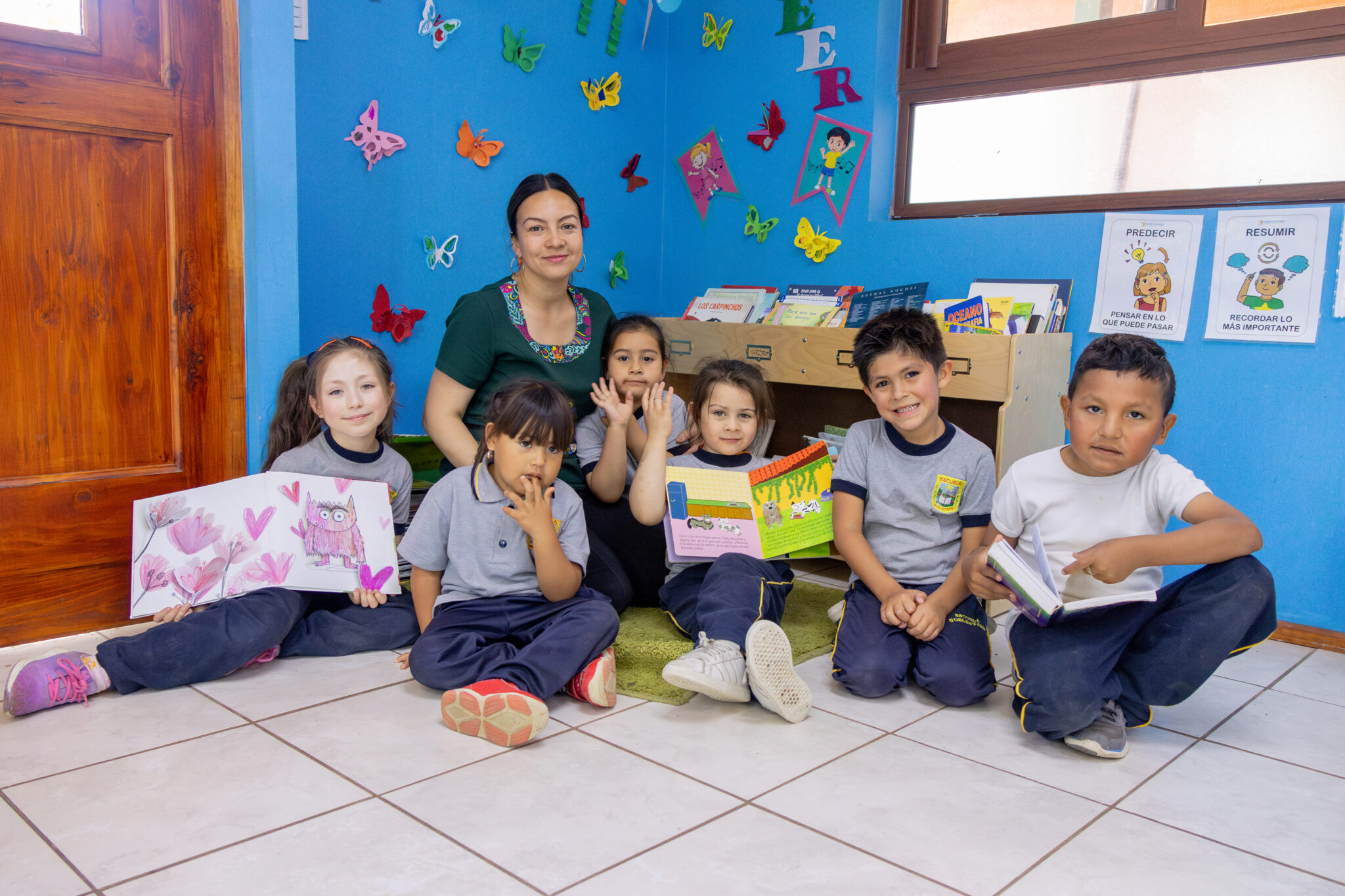 Por un Chile que Lee - Niños y docente en actividad de lectura